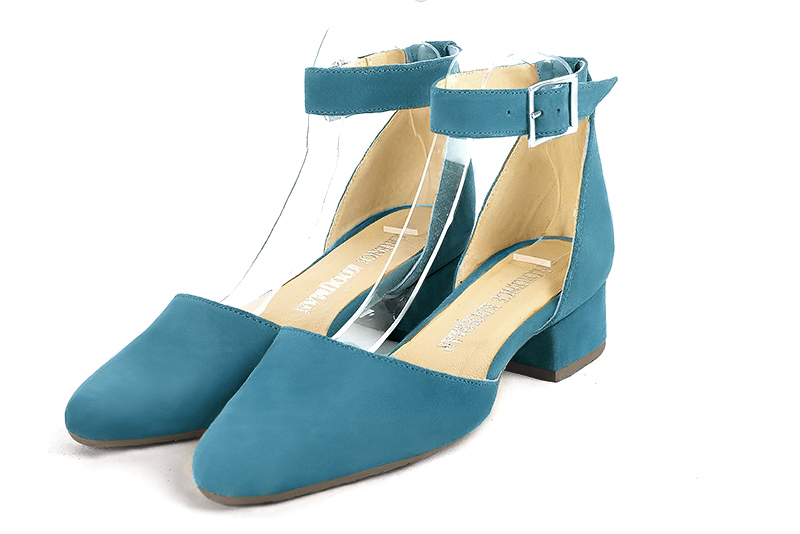 Peacock blue women's open side shoes, with a strap around the ankle. Round toe. Low block heels. Front view - Florence KOOIJMAN